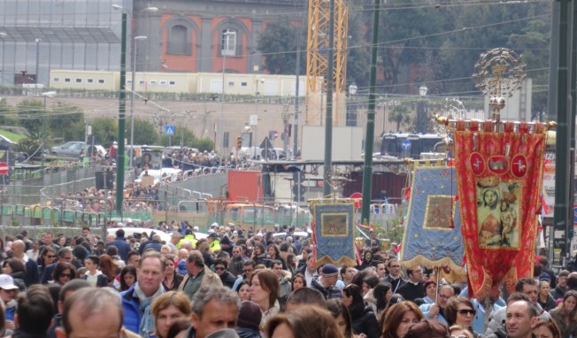 Crowds leaving Piazza di Plebiscito