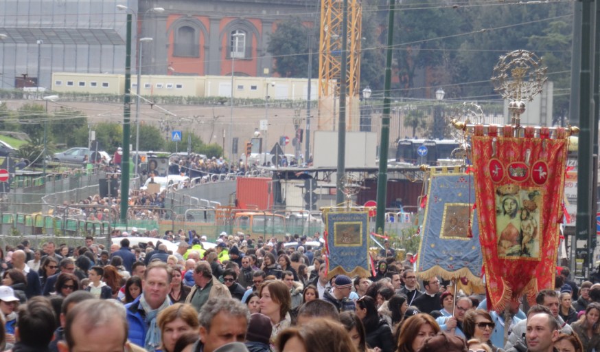Crowds leaving Piazza di Plebiscito