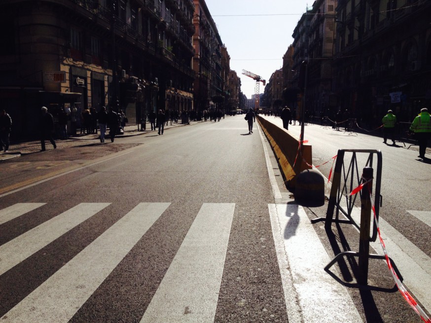 The main streets of Naples free of traffic for the Pope