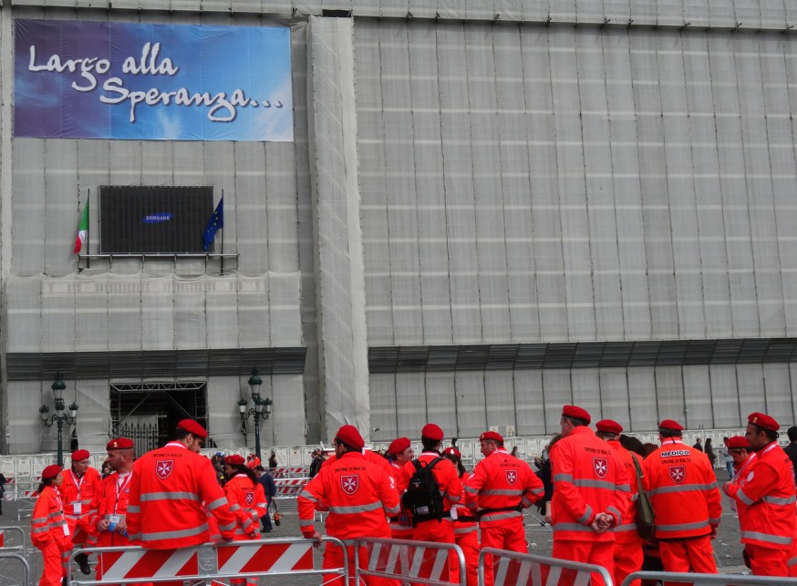 The Pope insists on hope for Naples