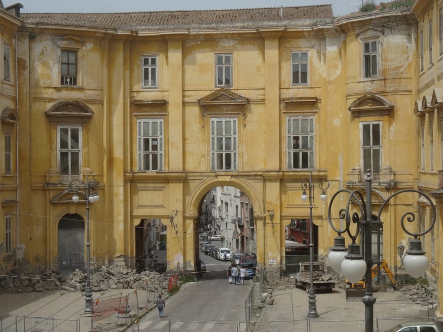 The road through the central quadrangle of the Palazzo Reale di Portici