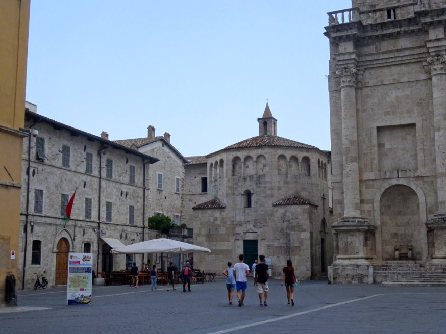 Piazza Arringo, Ascoli Piceno
