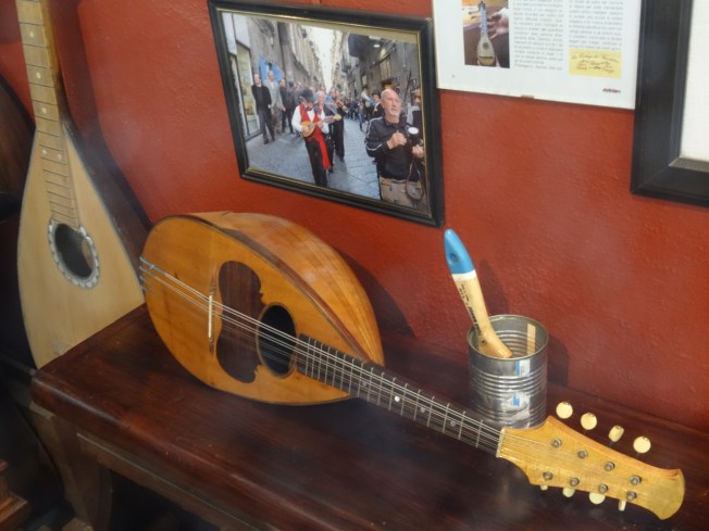 The bowlback Neapolitan mandolin - still part of the city of Naples, Italy
