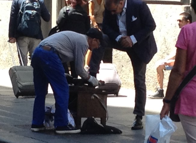 The shoe cleaner on Via Toledo