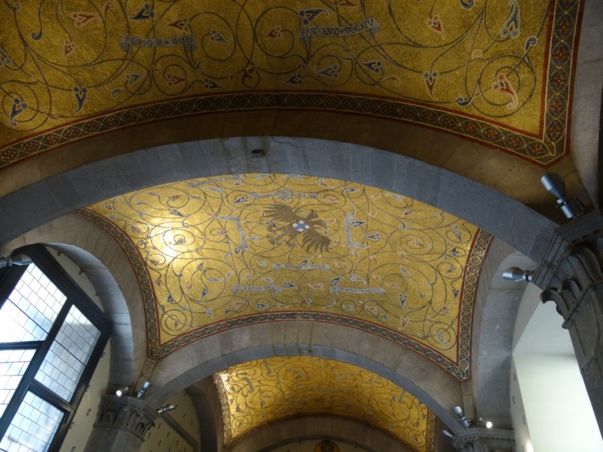 The vaulted ceiling of the Carlo Filangieri Hall fills the space inside the entrance