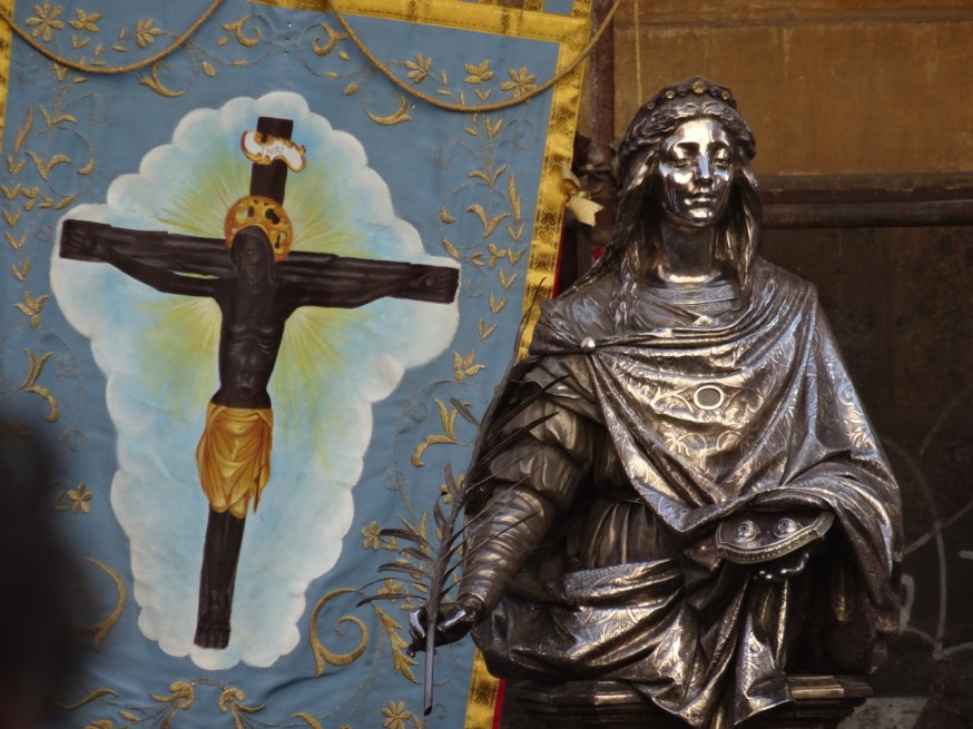 Santa Lucia carries her eyes