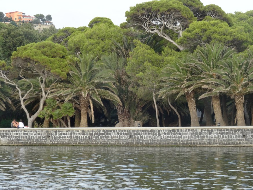 On the shore closest to the Casina Vanvitelliano is the park