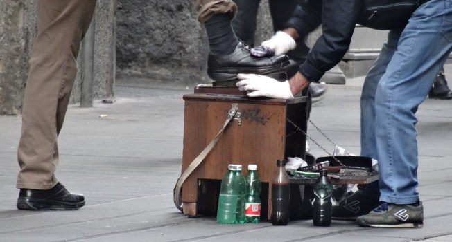 The shoe polisher at the heart of the commute on Via Toledo