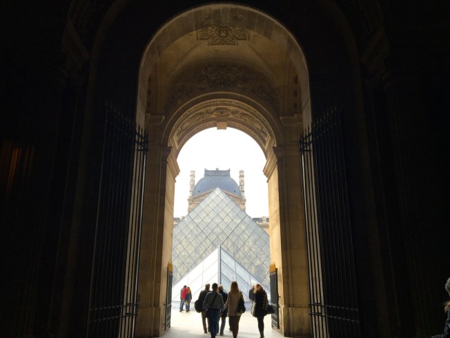La pyramide du Louvre - Paris, France